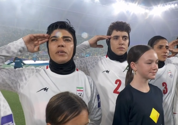 华体会hth体育登录-声援祖国？伊朗女足亚洲杯高唱国歌+动情敬军礼！首轮曾集体沉默